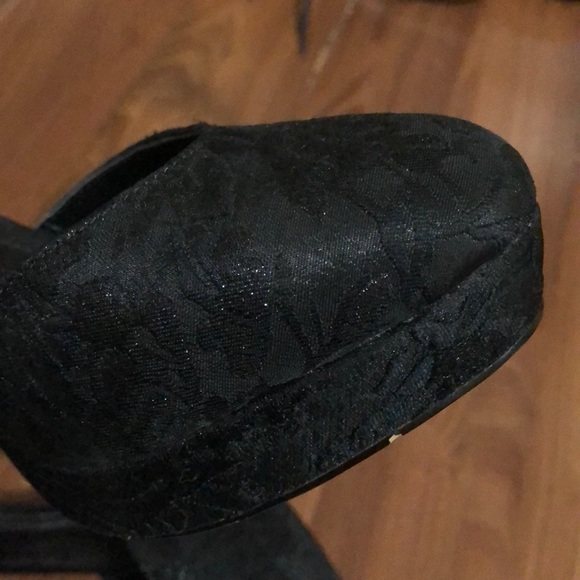 Black Heels! - Picture 2 of 4